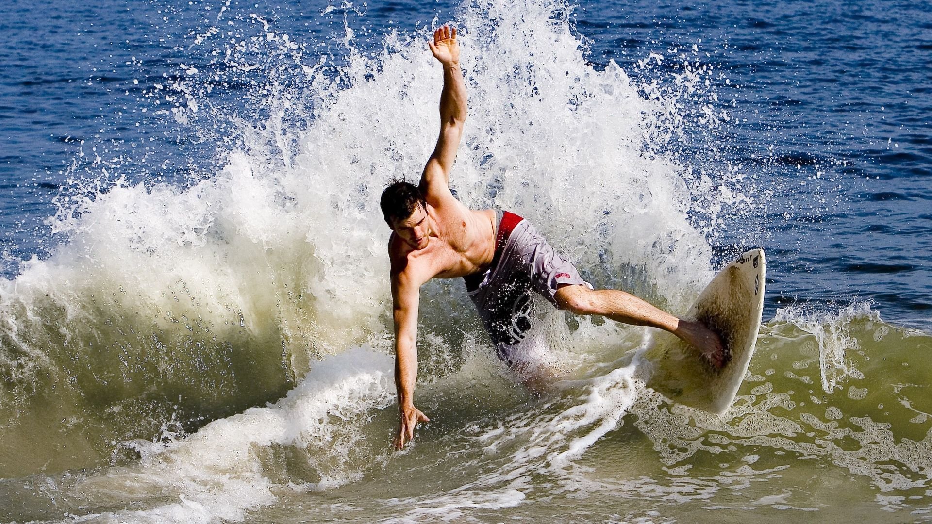 “季后赛首轮战火蔓延，强队遇强队，实力比拼进入白热化”，2022季后赛